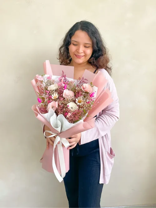 ramo de flores secas rosadas con modelo ramo de flores eternas rosadas con modelo