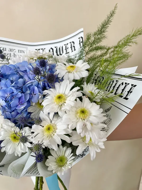 margaritas y hortesia azul