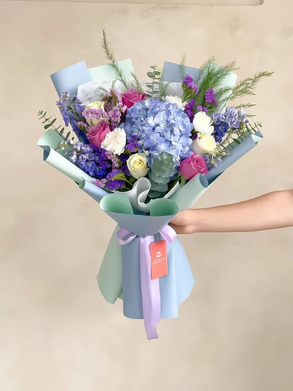 ramo de rosas lilas con flores azules