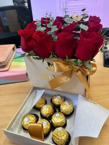 caja con 12 rosas rojas y 8 chocolates