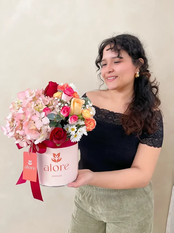 Caja con flores rojas y naranjas