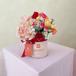 Rosas rojas, hortensia rosada y flores variadas en caja Alore