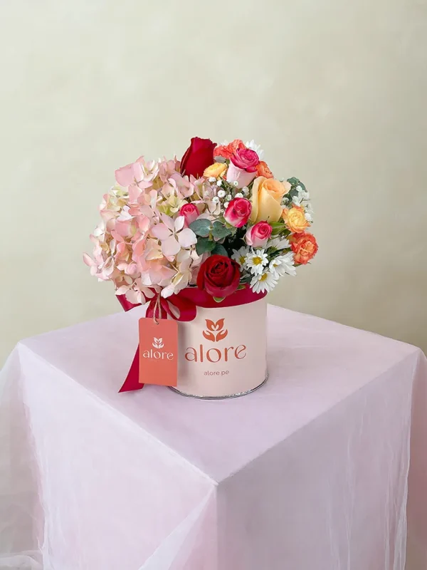 Caja con rosas rojas y flores variadas