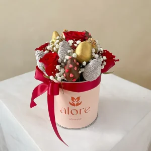 Rosas rojas con fresas bañadas en chocolate en caja Alore con lazo rojo