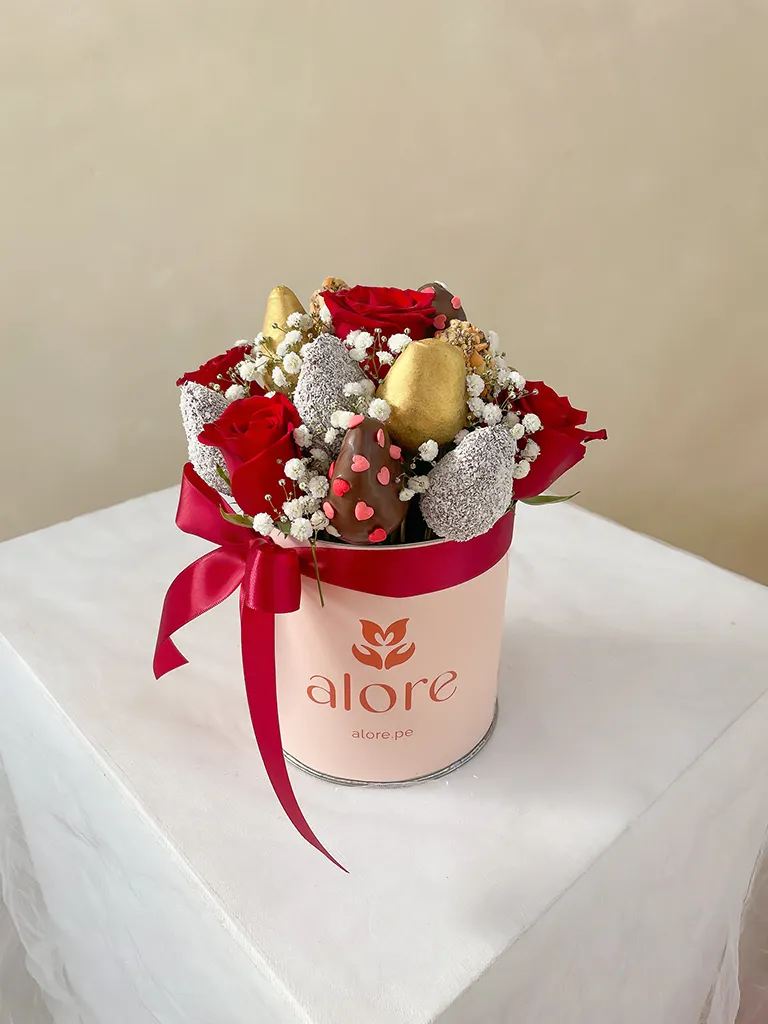 Rosas rojas con fresas bañadas en chocolate en caja Alore con lazo rojo