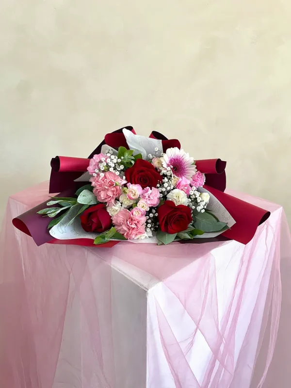 ramo petit rojo en mesa