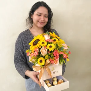 Girasoles y flores amarillas en caja cofre con chocolates Ferrero Rocher