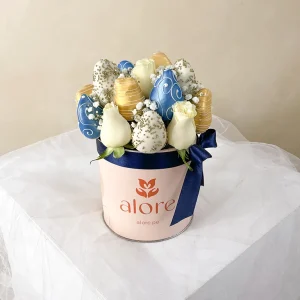 Fresas bañadas en chocolate azul, dorado y blanco con rosas blancas en caja Alore