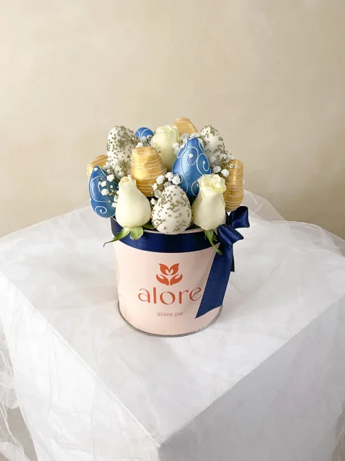caja con 5 rosas blancas y fresas con chocolate azules