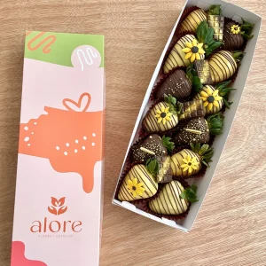 Fresas bañadas en chocolate decoradas con girasoles de fondant