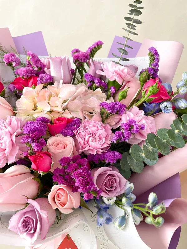 flores variadas en tonos rosados de cerca