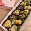 caja larga de 12 fresas bañadas en chocolate temática flores amarillas