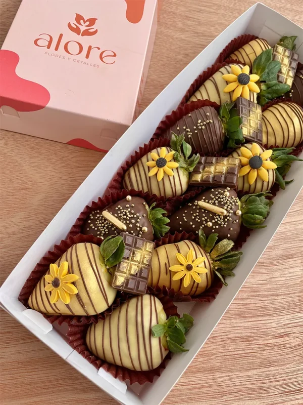 caja larga de 12 fresas bañadas en chocolate temática flores amarillas