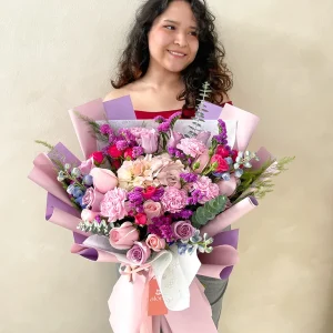 Ramo buchón de rosas, claveles y hortensias en tonos rosados y lilas