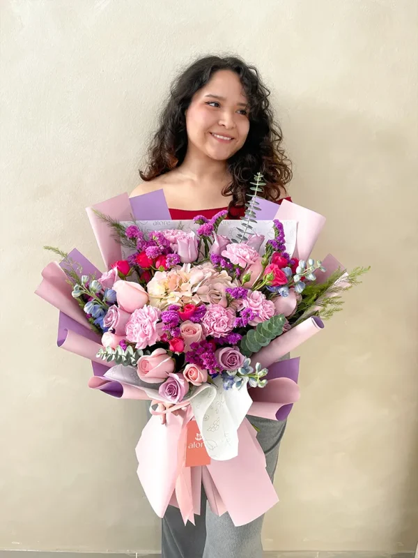 ramo buchon de flores rosadas y lilas