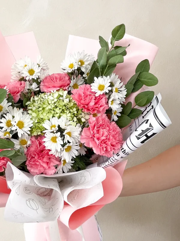 ramo de flores rosadas con papel coreano