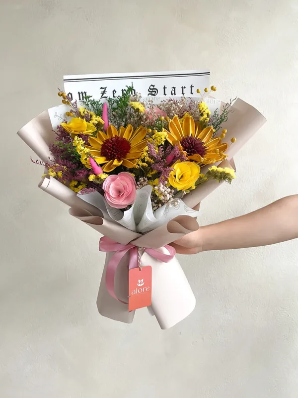 ramo de girasoles eternos, rosas y colas de conejo