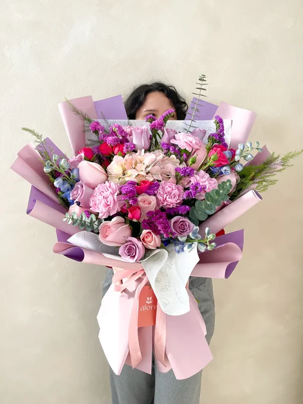 ramo gigante de rosas rosadas y flores silvestres