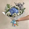 ramo con margaritas blancas y hortensia azul