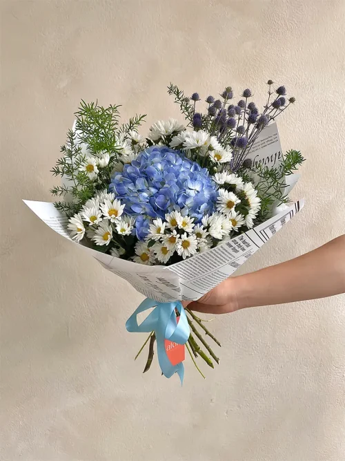 ramo indigo ramo con margaritas blancas y hortensia azul