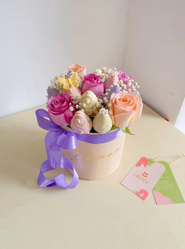 IMG_5835 Caja redonda con fresas bañadas en chocolate y rosas lilas