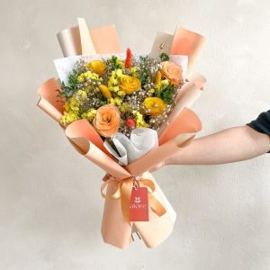 Ramo de flores eternas naranjas y amarillas con flores secas en papel durazno