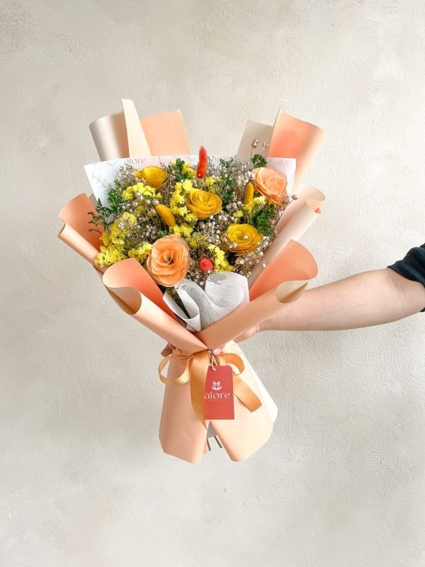 ramo de flores eternas en color naranja y amarillo
