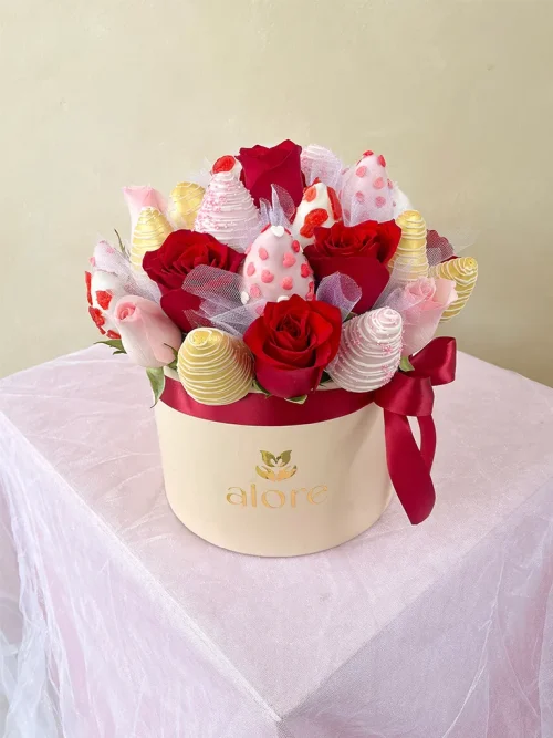 box chocofresas rocio Caja grande con rosas rojas y fresas bañadas en chocolate