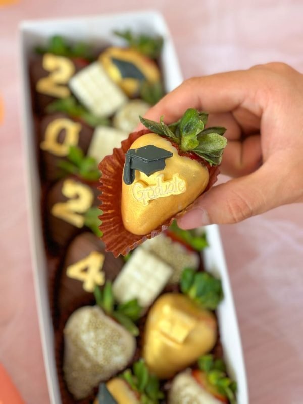 caja larga de fresas con chocolate por graduación