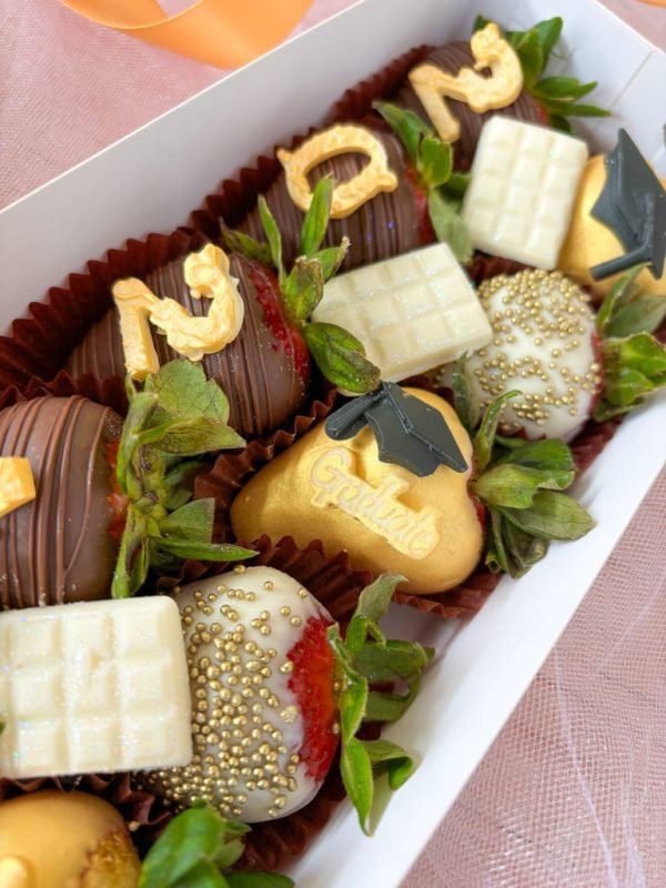 caja larga de fresas con chocolate temática graduación