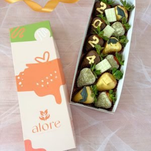 Fresas bañadas en chocolate verde y dorado con año de graduación