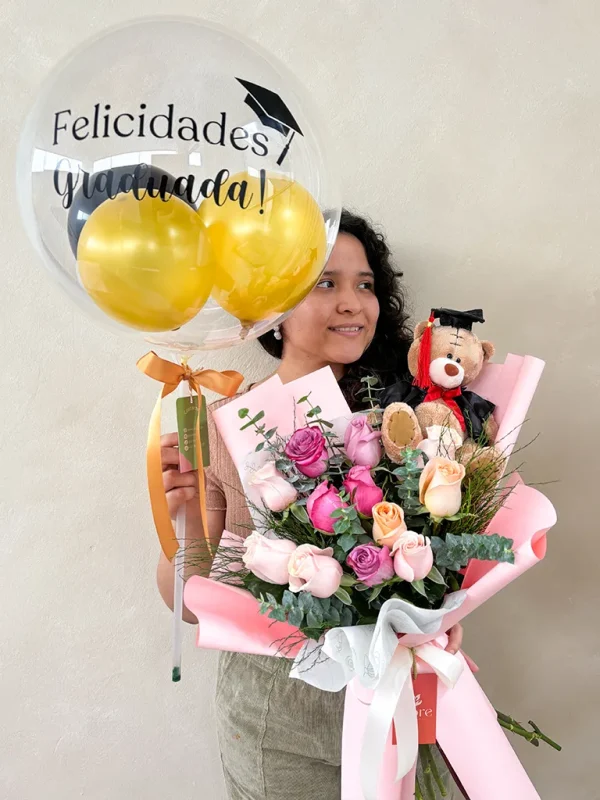 ramo de flores , peluche de graduación y globo burbuja
