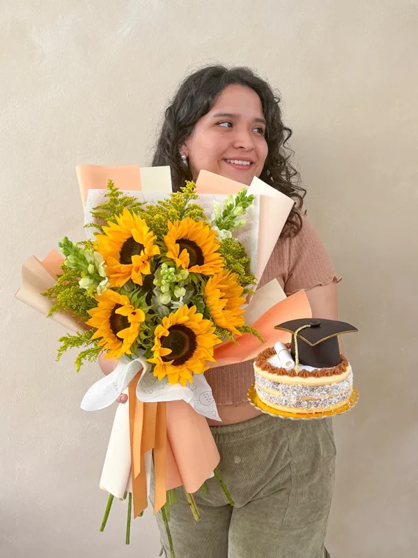 ramo de girasoles con torta de graduacion ramo de girasoles con torta de graduacion