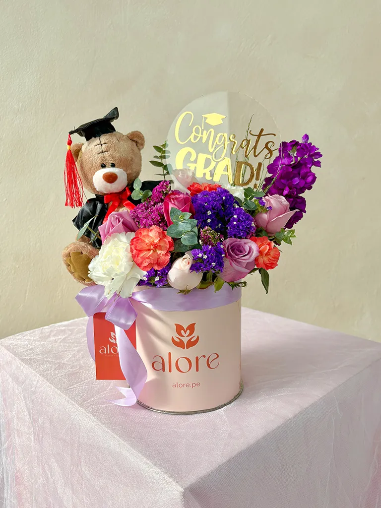 Flores de colores en caja Alore con osito graduado y topper "Congrats Grad"