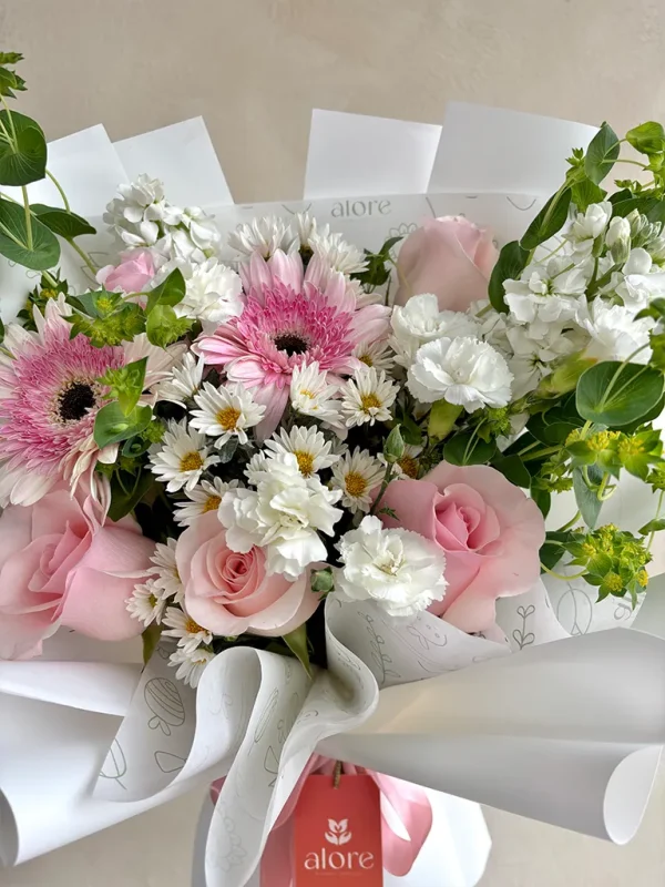ramo de rosas rosadas con gerberas rosadas