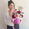 Modelo con una caja de flores por san valentin