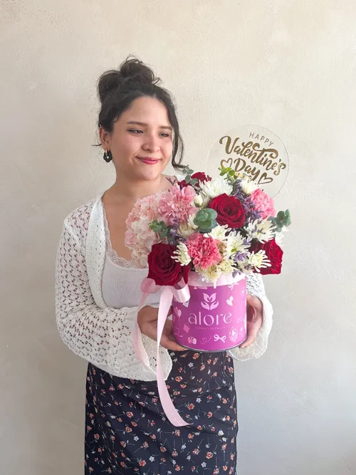 Box de flores por san valentin con modelo Modelo con una caja de flores por san valentin