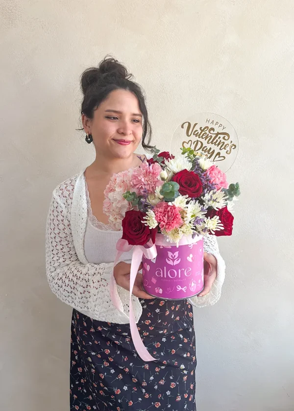 Modelo con una caja de flores por san valentin