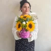 Modelo con un caja de girasoles para 14 de febrero