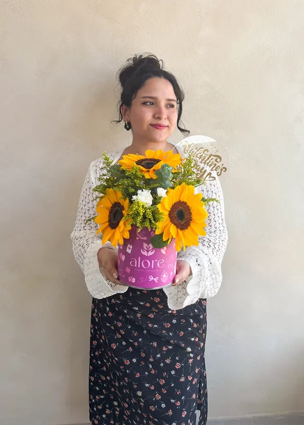Modelo con un caja de girasoles para 14 de febrero