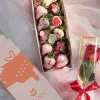Caja larga con 12 fresas con chocolate y 1 rosa roja