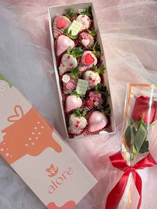 Caja de fresa para san valentin con rosas Caja larga con 12 fresas con chocolate y 1 rosa roja