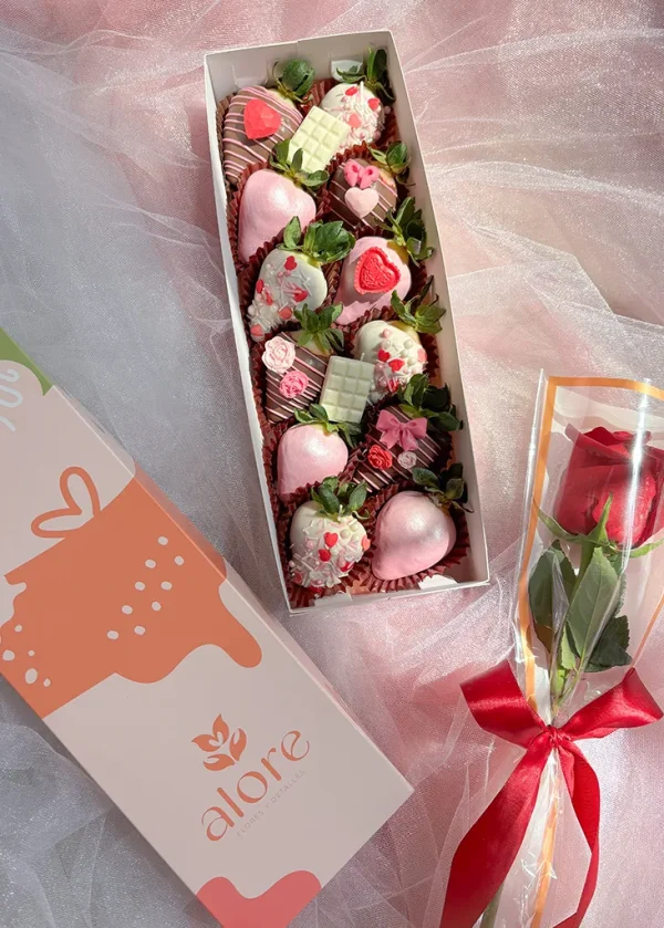 Caja larga con 12 fresas con chocolate y 1 rosa roja