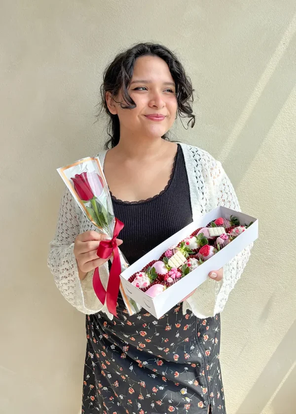 modelo con una caja larga con 12 fresas con chocolate y 1 rosa roja