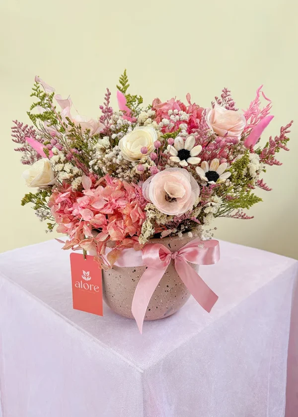 maceta de flores preservadas rosada