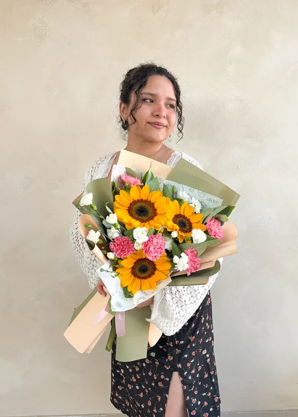 Ramo de girasoles 14 de febrero mdoelo modelo con un ramo estilo coreano que lleva girasoles y claveles importados
