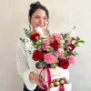 modelo con una caja cofre con chocolates ferrero rocher y rosas rojas