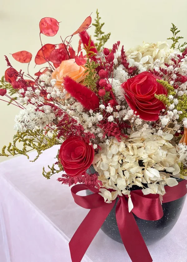 maceta de flore spreservadas rojas detalle maceta de flores preservadas rojas