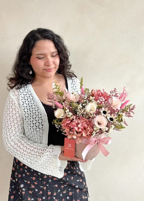 maceta de flores eternas rosadas con modelo modelo con una maceta de flores preservadas rosadas