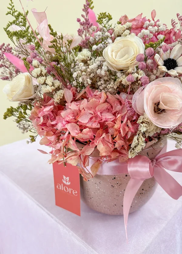 maceta de flores preservadas rosada